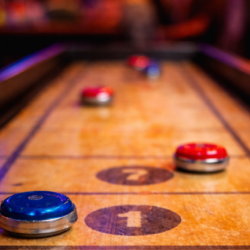 shuffelboard en spoiler bar madrid